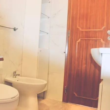 Holiday home Spacious Room Near Train & Metro Station